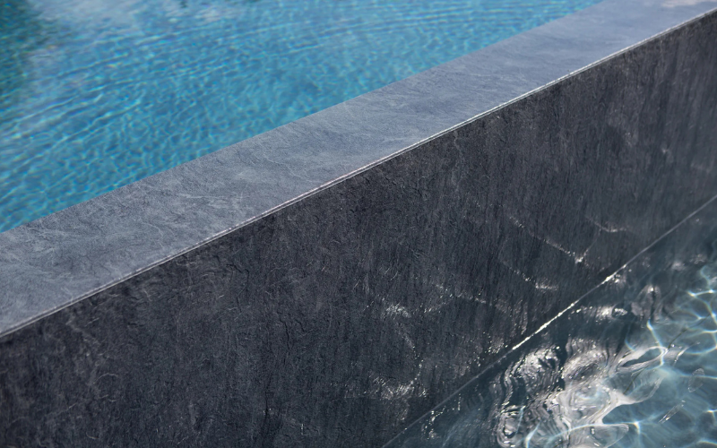 Piscina en Barcelona con pérdida de agua visible