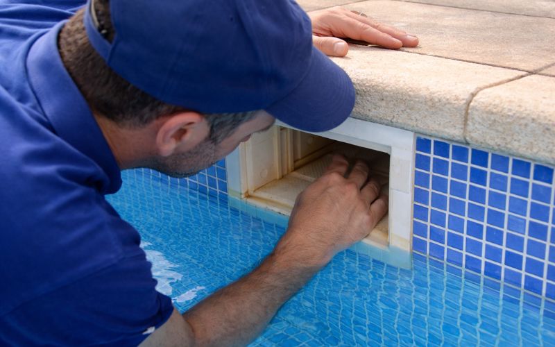detección de fugas en piscina operario revisando