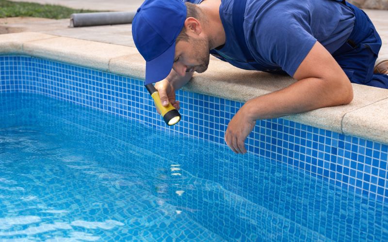 detección de fugas en piscina operario revisando