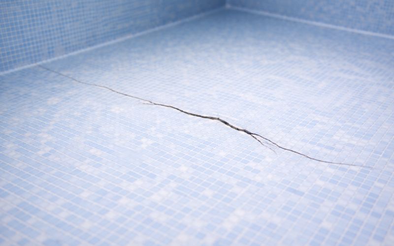 fisura fina en revestimiento de piscina