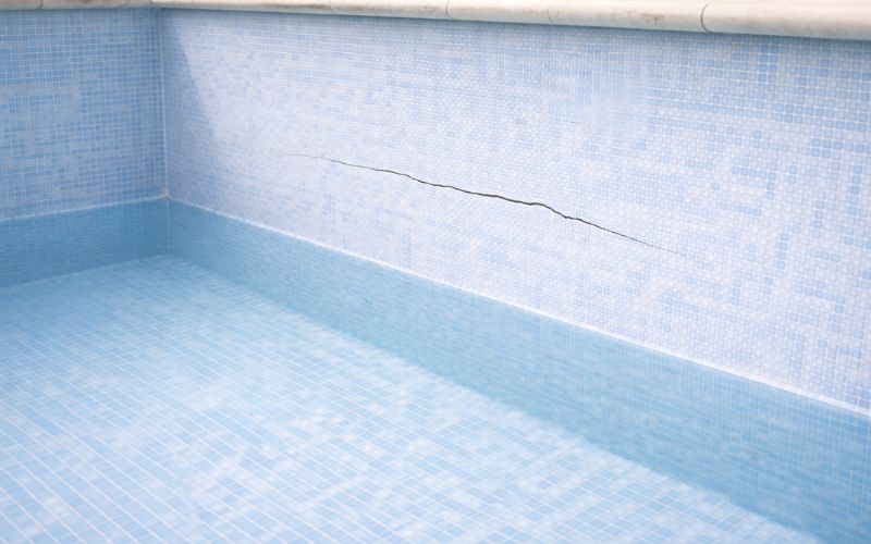 grieta en la pared de una piscina vacía