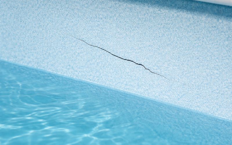 grieta pequeña en pared de piscina