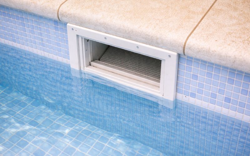 nivel de agua en piscina cerca del skimmer