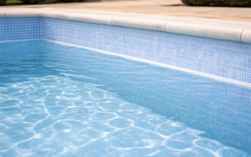 nivel de agua ligeramente bajo en piscina