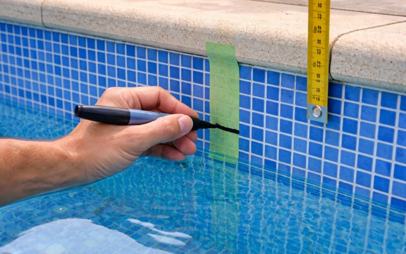 piscina pierde agua nivel bajo