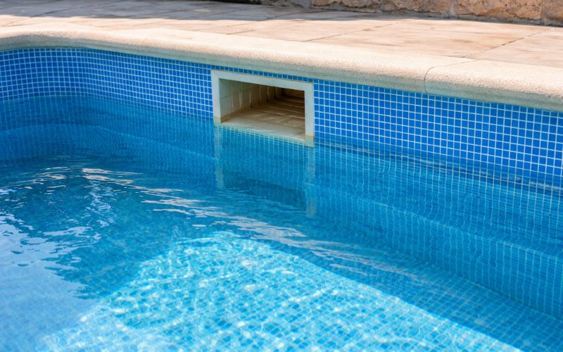 piscina pierde agua nivel bajo
