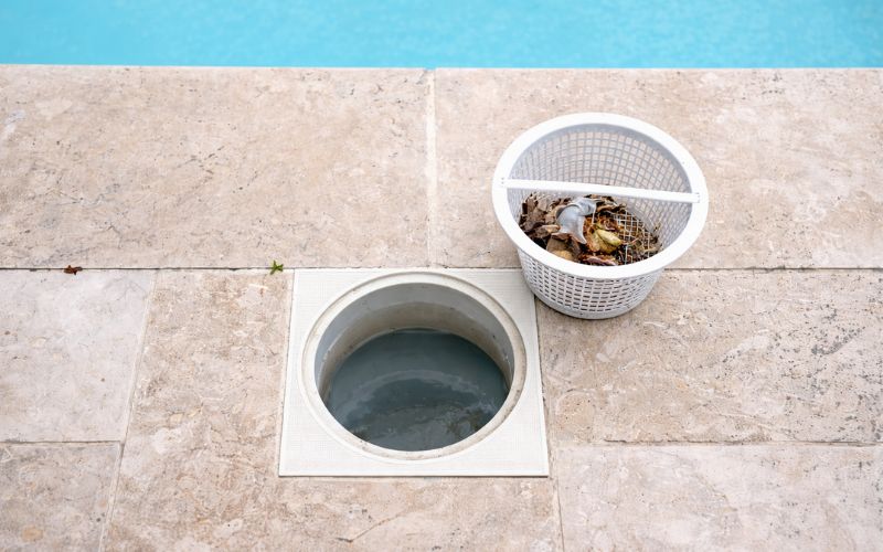 revisión de skimmer de piscina