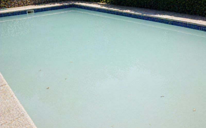 agua piscina turbia aspecto blanquecino