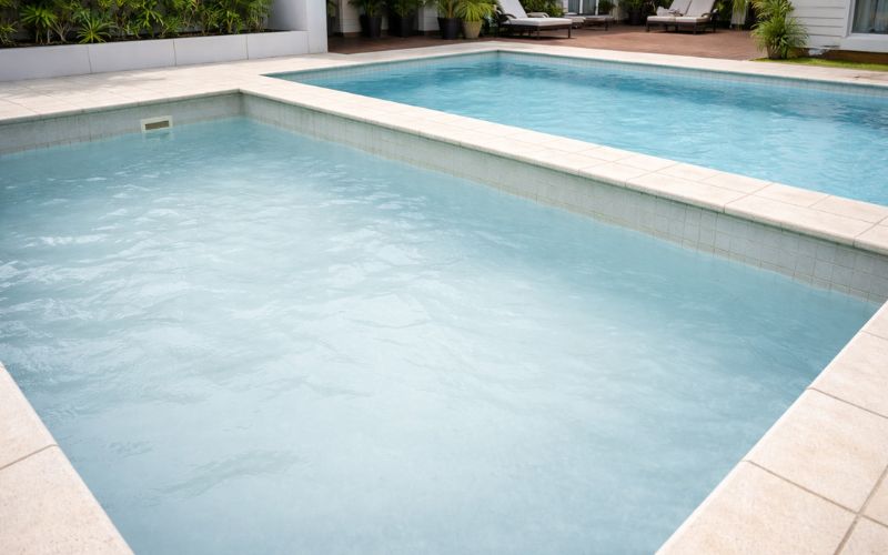 agua piscina turbia aspecto blanquecino