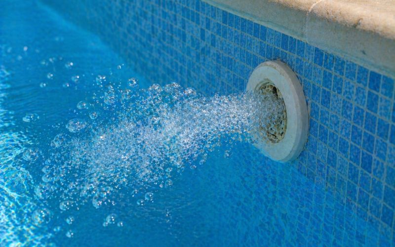 Por qué entra aire en el circuito de la piscina y qué problemas provoca