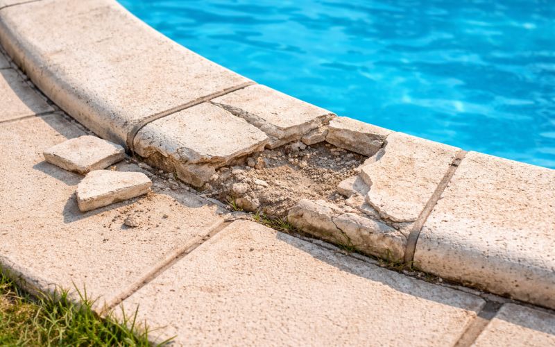 corona piscina deteriorada