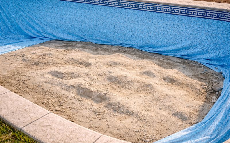 fondo piscina irregular deteriorado