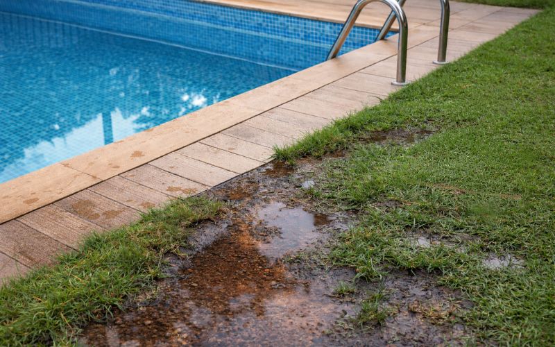 fuga piscina suelo mojado señal problema