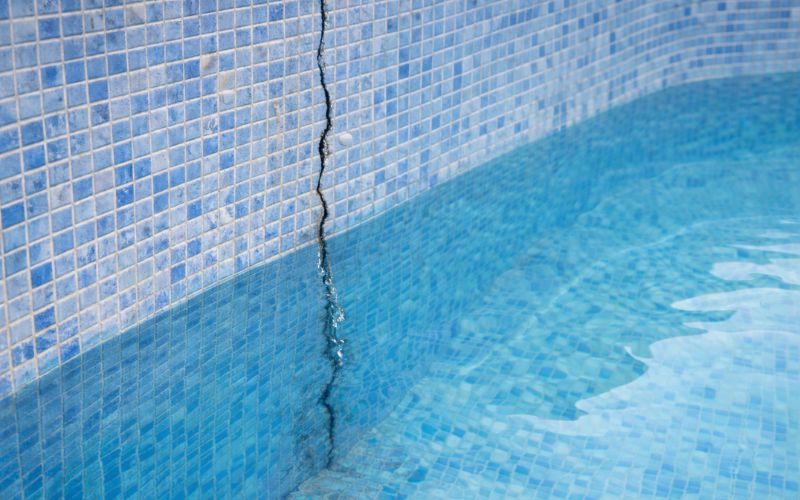 grieta piscina fuga agua importante
