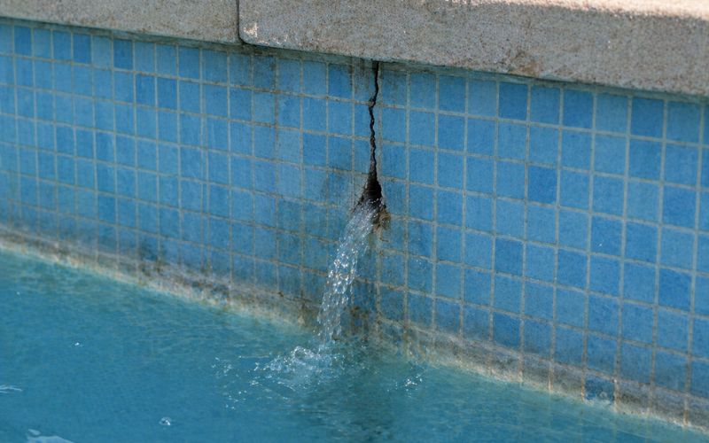 grieta piscina fuga agua pared