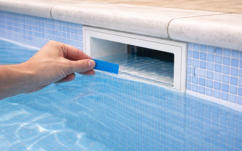 marca nivel agua piscina comprobación perdida