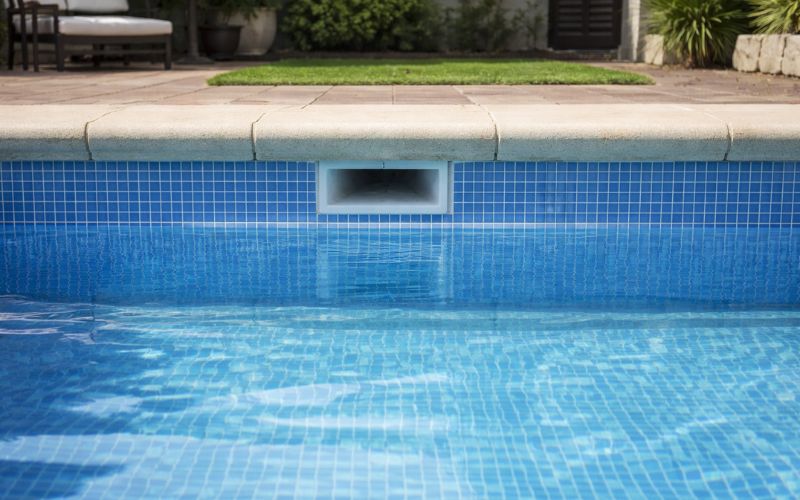 nivel agua piscina detenido a una altura concreta