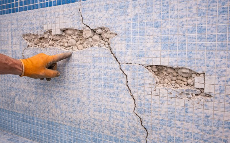 pared piscina grietas desgaste