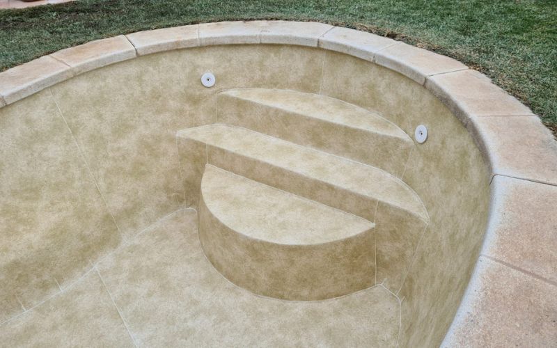 reparación de escalones de piscina deteriorados