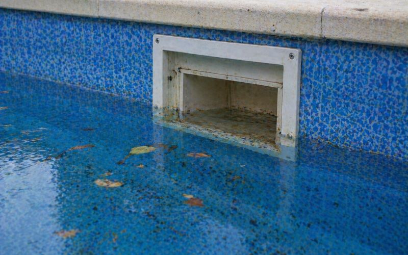 skimmer piscina bajo nivel agua mala aspiración