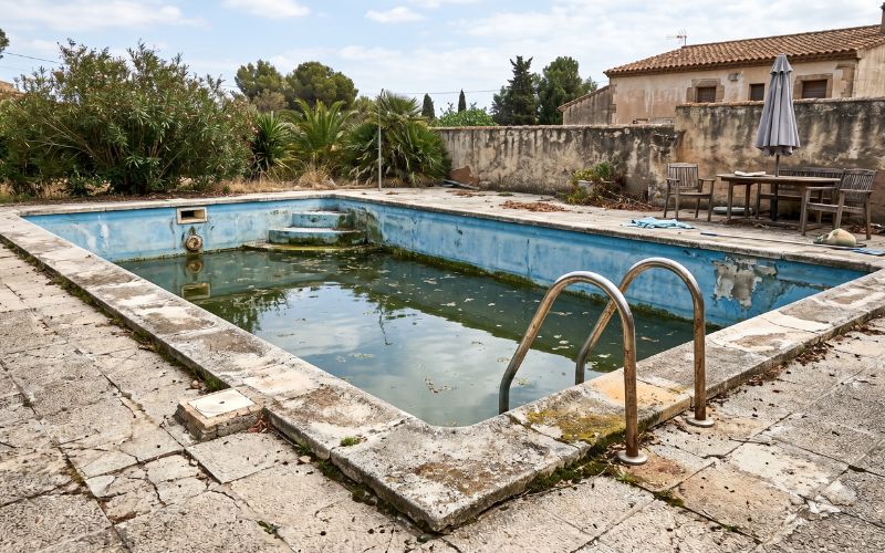 Errores que aceleran el desgaste de una piscina