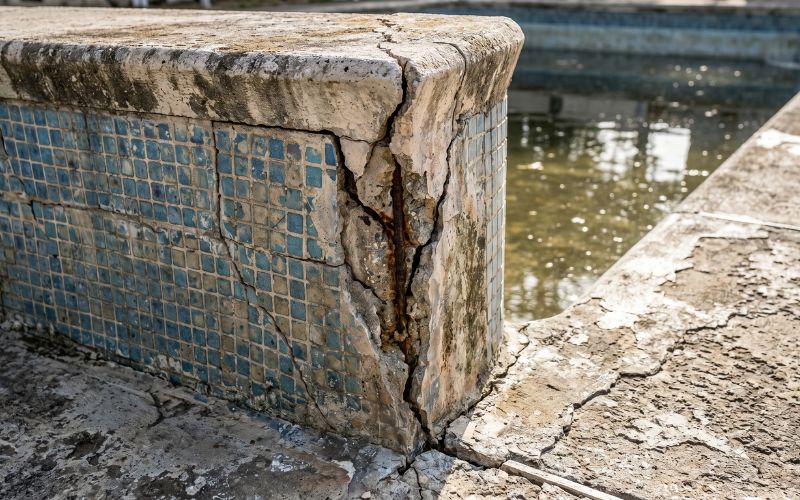 grieta en esquina de piscina con desgaste estructural