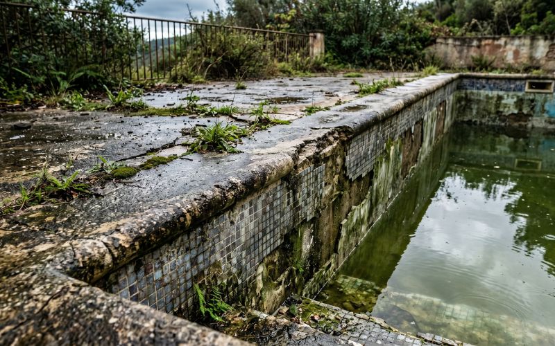 humedad y desgaste en superficie de piscina antigua