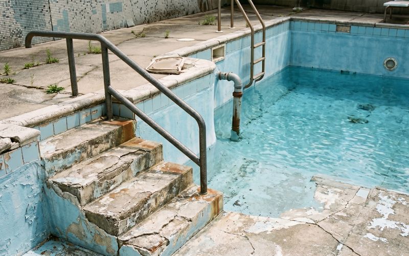 Qué partes de una piscina suelen deteriorarse antes