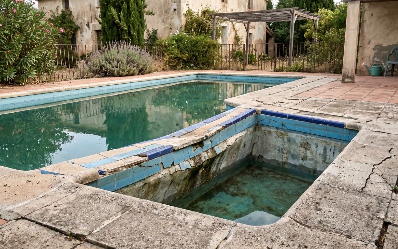 piscina con ligero hundimiento estructural en ciertas zonas