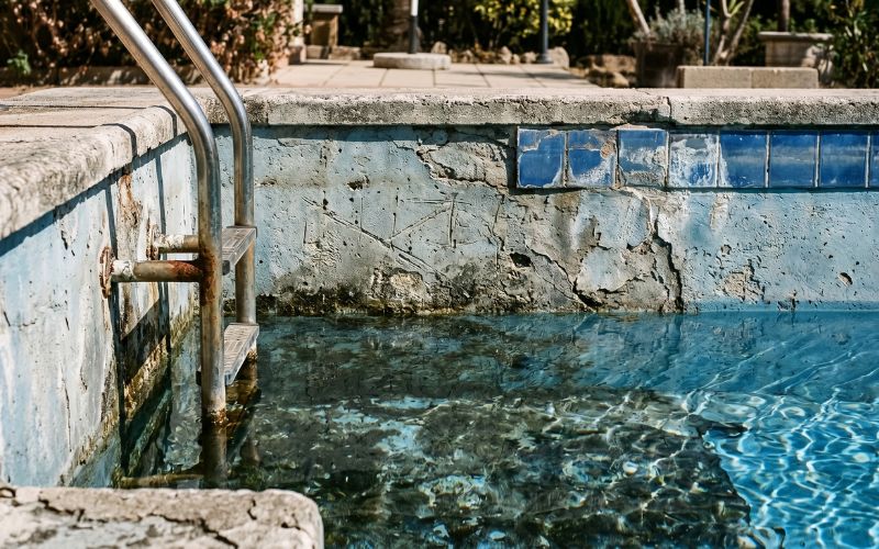 textura deteriorada en superficie de piscina