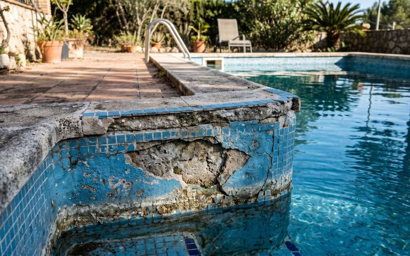 Cómo detectar zonas debilitadas en una piscina antes de que aparezcan daños visibles