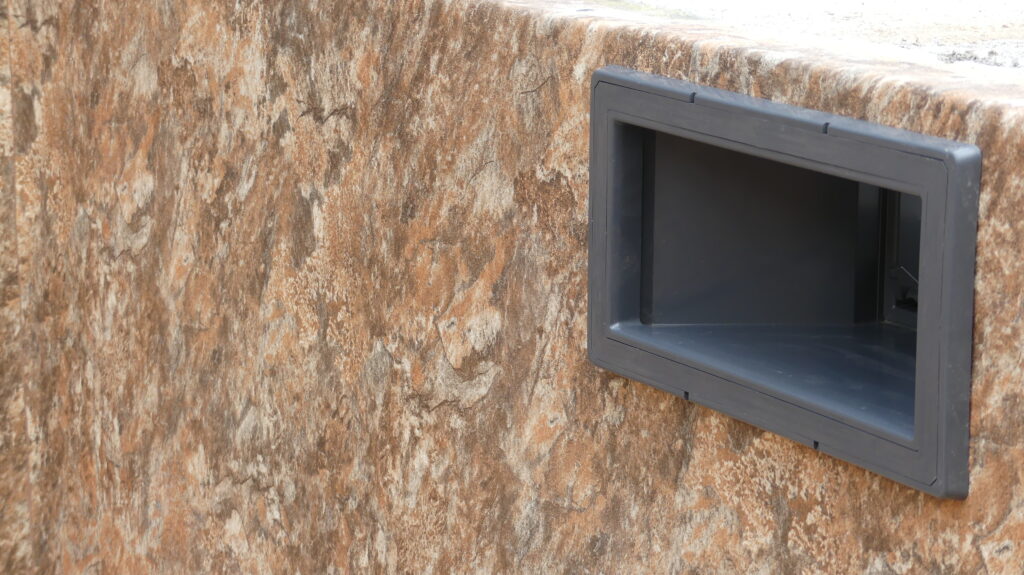 Skimmer, boquillas y otros puntos habituales donde puede producirse una fuga en una piscina